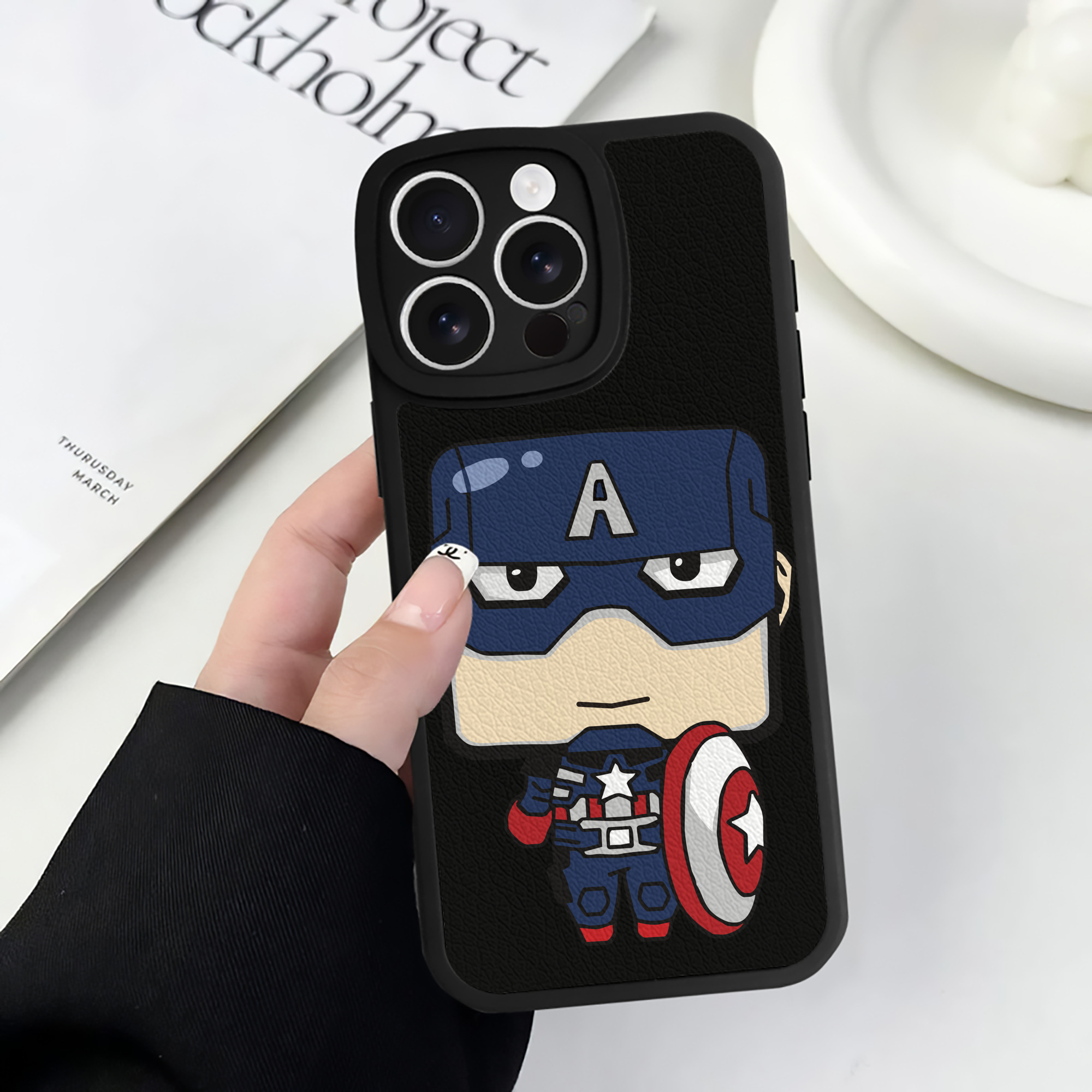 （画像用） アベンジャーズ The Avengers 【iPhone 16シリーズ対応】シリコンスマホケース（レザー調） 材質：シリコン